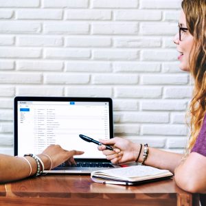 Gros plan damis travaillant avec un ordinateur portable ensemble