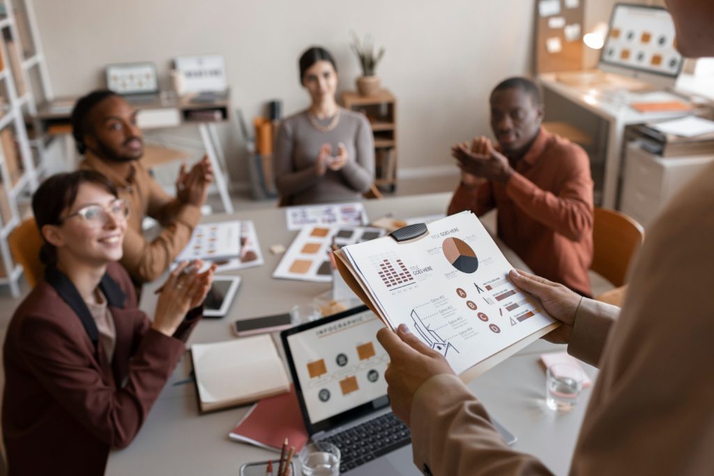 Personnes à angle élevé applaudissant au travail