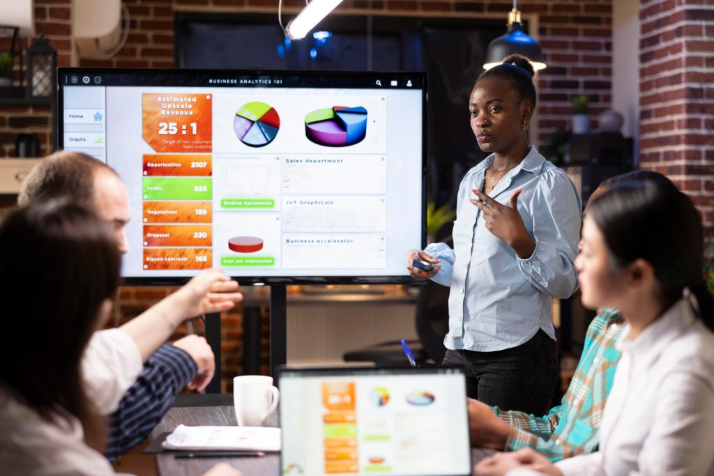 Une femme professionnelle présente des analyses commerciales