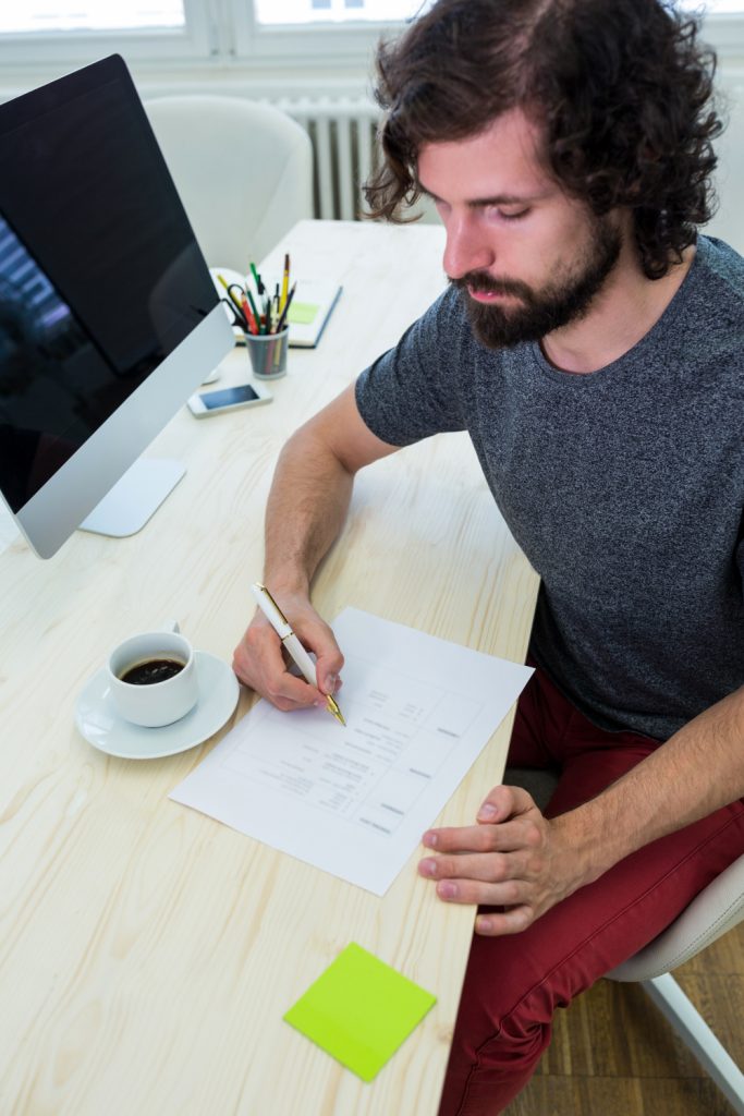 Graphiste Homme remplissant un formulaire
